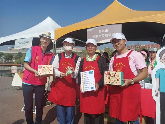 台中市經發局攜手台中市後車頭發展協會與台中市身心障礙者福利關懷協會，11日於帝國製糖廠台中營業所共同舉辦「『後』 時代，微笑回家 把愛Pay出來」行動支付公益嘉年華活動。（馮惠宜攝）