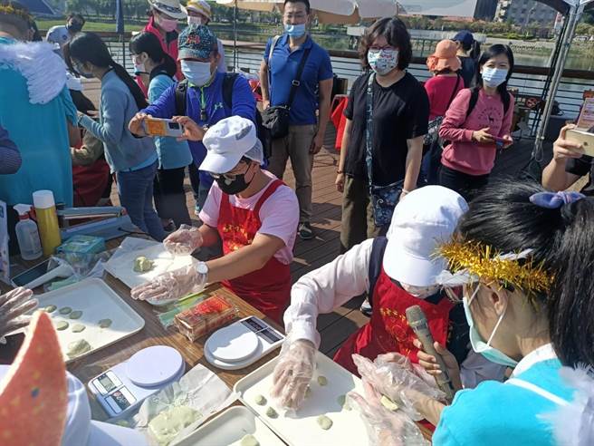 台中市經發局攜手台中市後車頭發展協會與台中市身心障礙者福利關懷協會，11日於帝國製糖廠台中營業所共同舉辦「『後』 時代，微笑回家 把愛Pay出來」行動支付公益嘉年華活動。（馮惠宜攝）