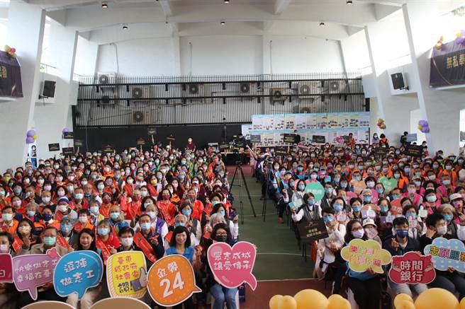 台东县府11日举办「眾志成城、让爱传承」金馨奖表扬195位志工。（台东县政府提供／蔡旻妤台东传真）