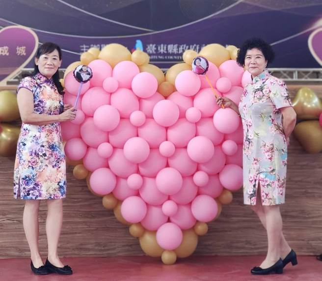 台东县府11日举办「眾志成城、让爱传承」金馨奖表扬195位志工，活动中，志工黄小姐（左）体验制作个人汽球，直呼可爱。（蔡旻妤摄）