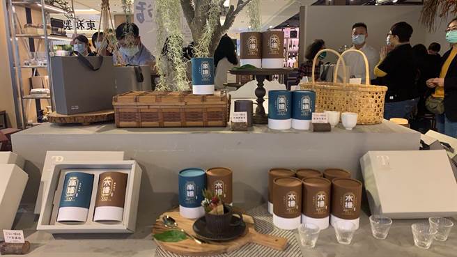 「台北选品」快闪店新光三越A4登场，凡购买木栅小茶罐全系列，即可获得2022木栅茶历1份。（北市产发局提供／游念育台北传真）