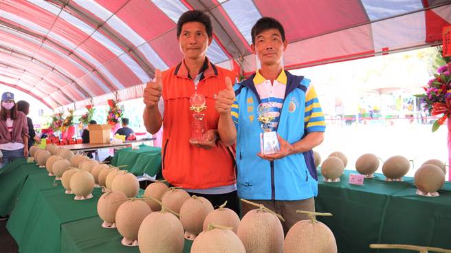 今年台南市北門區洋香瓜評鑑大賽綠肉組及紅肉組冠軍，分別由瓜農郭明佩（右）、郭寶結（左）獲得。（張毓翎攝）