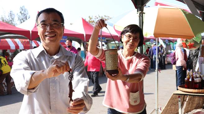 一年一度的「北門HARU洋香瓜產業文化活動」今日在北門水晶教堂園區登場，現場販售農會家政班手作的文創小物。（張毓翎攝）