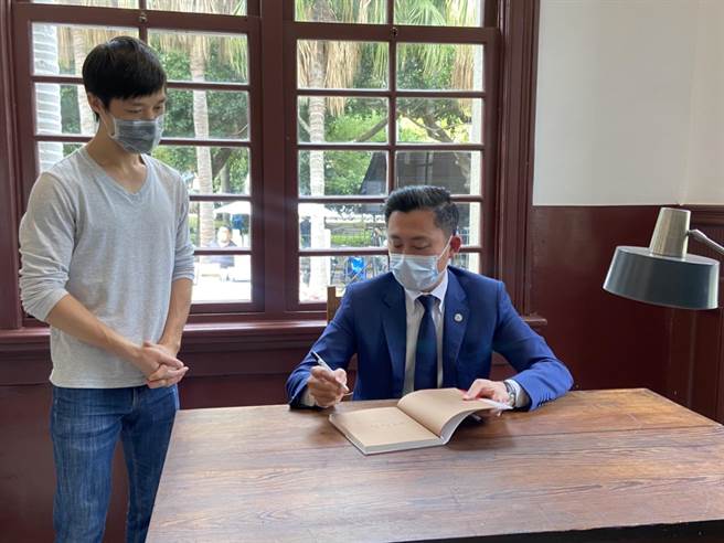 新竹市长林智坚11日起在新竹州图推出「新竹市跳级生，建筑写成诗」书展，现场并有签书会。（陈育贤摄）