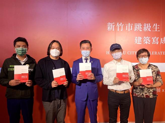 新竹市政府11日起在新竹州图推出「新竹市跳级生，建筑写成诗」书展，连续3个周末办理3场讲座、3场市集、3檔书展。（陈育贤摄）