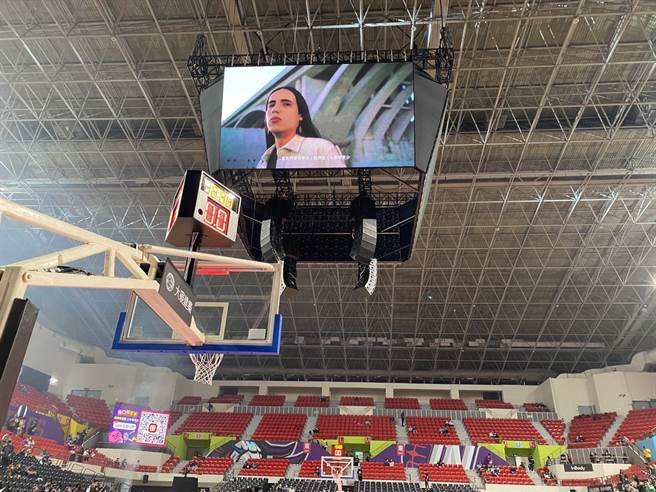 光是全新的大萤幕与音响，加起来就是2100万元。(黄及人摄)