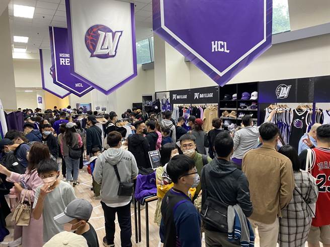 攻城狮的周边商品贩卖区，绝对是所有职业球队当中占地最大的。(黄及人摄)