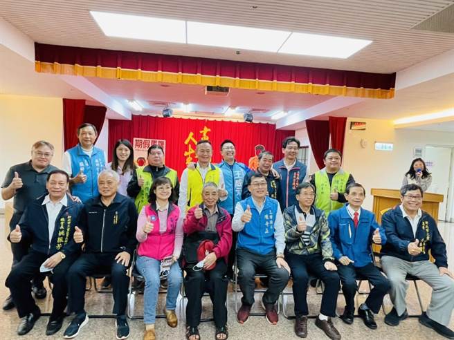 三重手绘电影画师李国明办展「画戏人生」，新北市议员们到场支持（戴上容摄）