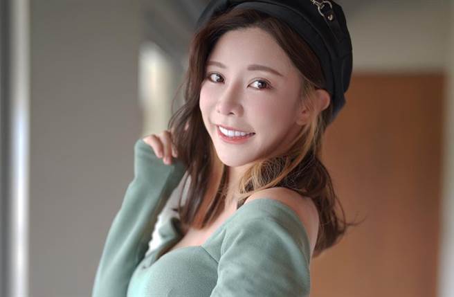 巫苡萱穿緊身洋裝秀身材。（圖／翻攝自avawu0726 IG）