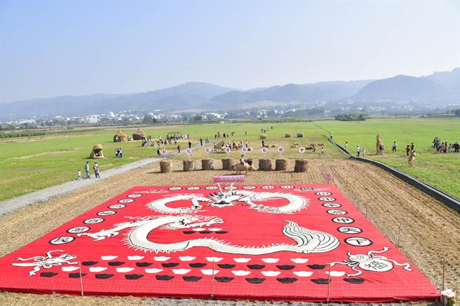 田中镇望高寮稻草稻草艺术节，今年迎接农会百周年庆，特别运用3500公斤在地台梗九号米，打造50公尺大米龙，搭配50多件稻草创作装置艺术。（吴敏菁摄）