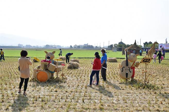 田中镇望高寮稻草稻草艺术节，田野里有50多件稻草创作装置艺术，吸引人们漫游。（吴敏菁摄）