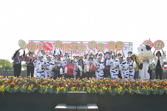 田中农会在望高寮举办稻草艺术节，今年结合彰化乳牛节。（吴敏菁摄）