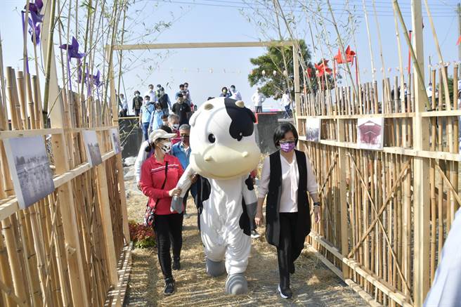 田中农会在望高寮举办稻草艺术节，今年结合彰化乳牛节。（吴敏菁摄）