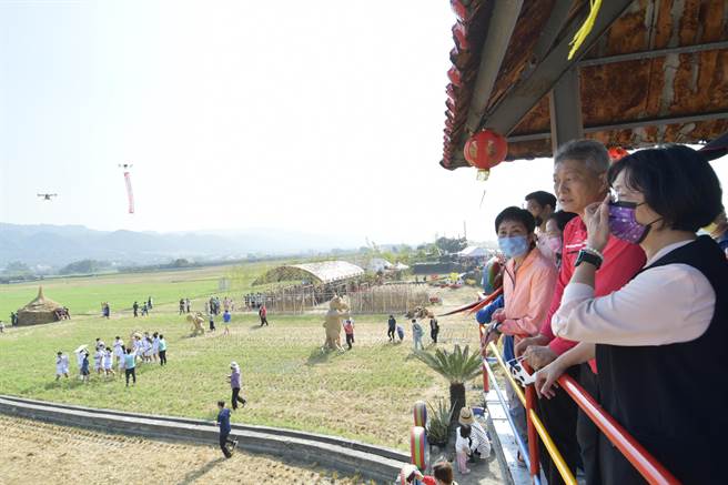 田中镇望高寮稻草稻草艺术节，今年迎接农会百周年庆，特别运用3500公斤在地台梗九号米，打造50公尺大米龙，搭配50多件稻草创作装置艺术。（吴敏菁摄）