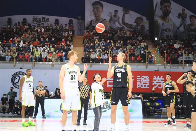 台湾新职业篮球联盟P.LEAGUE＋（简称PLG）新赛季登场，福尔摩沙台新梦想家11日在台中洲际多功能运动中心（迷你蛋）进行主场开幕战，台中市长卢秀燕亲自到场开球。（冯惠宜摄）