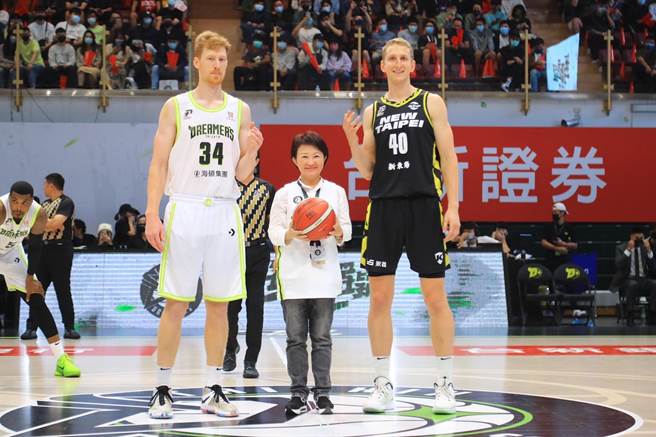 台湾新职业篮球联盟P.LEAGUE＋（简称PLG）新赛季登场，福尔摩沙台新梦想家11日在台中洲际多功能运动中心（迷你蛋）进行主场开幕战，台中市长卢秀燕亲自到场开球。（冯惠宜摄）