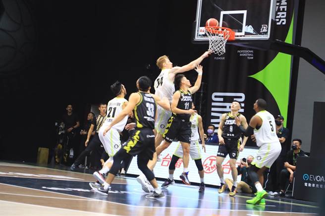 PLG新赛季于12月4日登场，6支球队各有15场主场赛事，其中福尔摩沙台新梦想家11日在台中洲际多功能运动中心进行主场开幕战，首战对决联盟生力军新北国王。（冯惠宜摄）