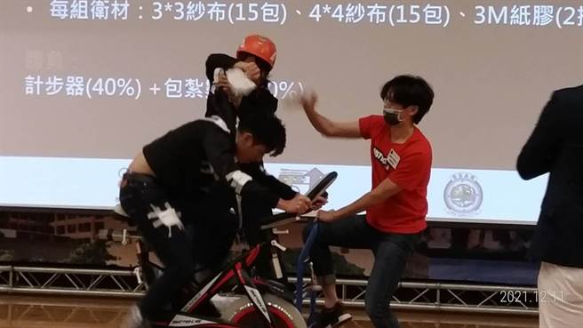 桃园市消防局大有分队队员参加2021年度运动赛事医学竞赛，获得第3名。（消防提供）