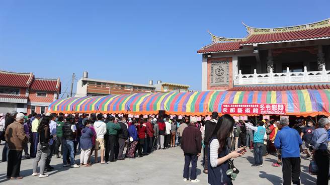 侯永都社會福利慈善事業基金會11日在北門區二重港仁安宮廟前廣場舉行冬令慰問活動。（張毓翎攝）