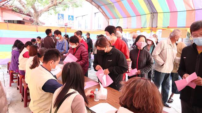 侯永都社會福利慈善事業基金會11日在北門區二重港仁安宮廟前廣場舉行冬令慰問活動。（張毓翎攝）