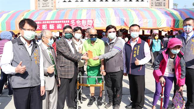 侯永都社會福利慈善事業基金會創辦人侯博明（左三）親自到場發放冬令慰問金。（張毓翎攝）