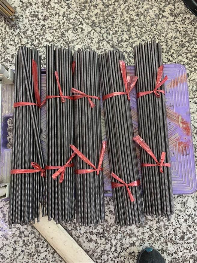 警方查扣林姓夫妻檔偷來的鋼筋條等贓物。（翻攝照片／石秀華高雄傳真）