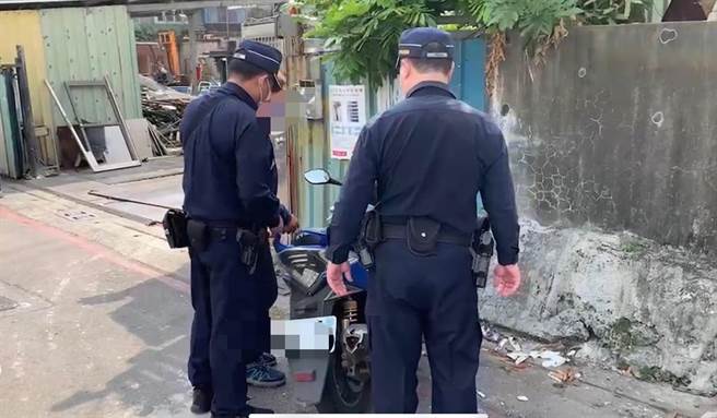 警方在資源回收場查獲偷竊工地鋼筋條的林姓嫌犯。（翻攝照片／石秀華高雄傳真）