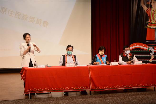 原民會在吉安鄉阿美族文物館舉行政策座談，左起總統府發言人谷辣斯．尤達卡、原民會主委夷將‧拔路兒、吉安鄉長游淑貞、縣府原民處副處長督固．撒耘等人仔細聆聽族人心聲。（王志偉攝）