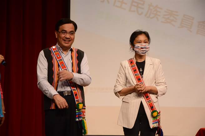 原民會主委夷將‧拔路兒、總統副發言人谷辣斯．尤達卡向在場族人致意。（王志偉攝）