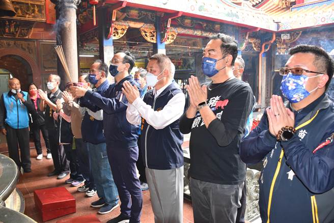 國民黨主席朱立倫赴竹南龍鳳宮參拜媽祖。（謝明俊攝）