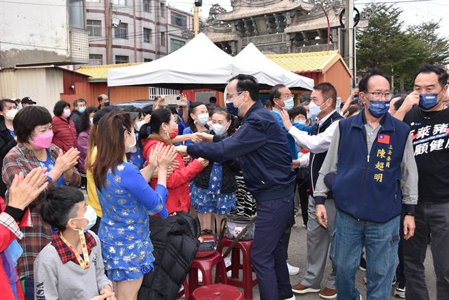 國民黨主席朱立倫赴竹南龍鳳宮宣講4大公投，受到鄉親熱烈歡迎。（謝明俊攝）