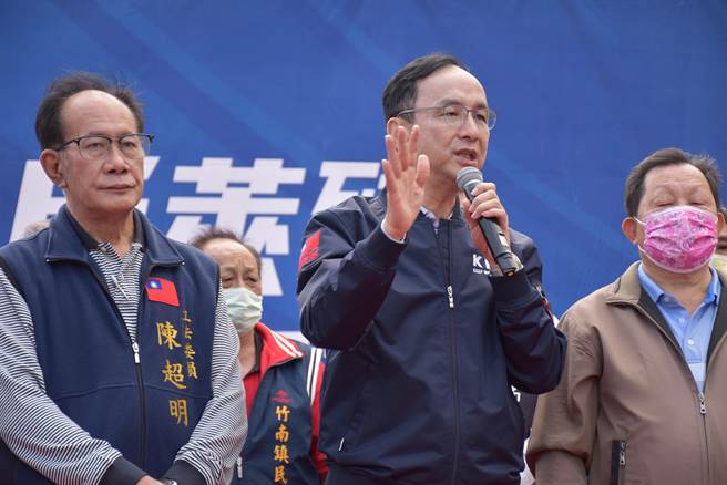 國民黨主席朱立倫赴竹南龍鳳宮宣講4大公投，呼籲大家出來投票。（謝明俊攝