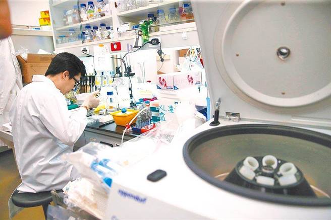 黄轩整理了「实验防疫五大要」；图为实验室中操作画面示意图。（本报资料照片）