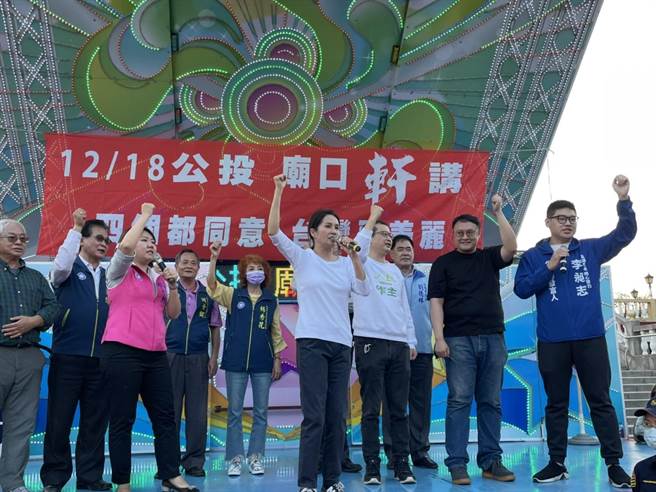 國民黨高市議員邱于軒於11日選前「超級星期六」在高雄大寮舉辦「四個都同意，台灣更美麗」公投說明會，邀請到羅智強、高金素梅、鄭照新等人到場宣講。（洪浩軒攝）