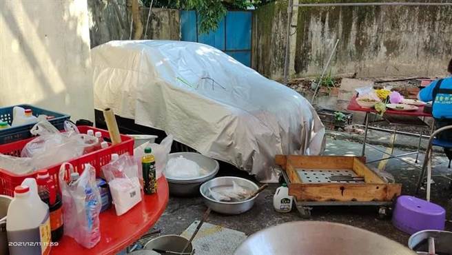 鄰居舉辦「入厝宴」擺流水席，沒想到該戶人家在未告知情況下，深夜搭起棚架，導致網友的轎車當場被「軟禁」起來，轎車周圍擺滿料理用具。（翻攝自臉書「爆怨公社」）