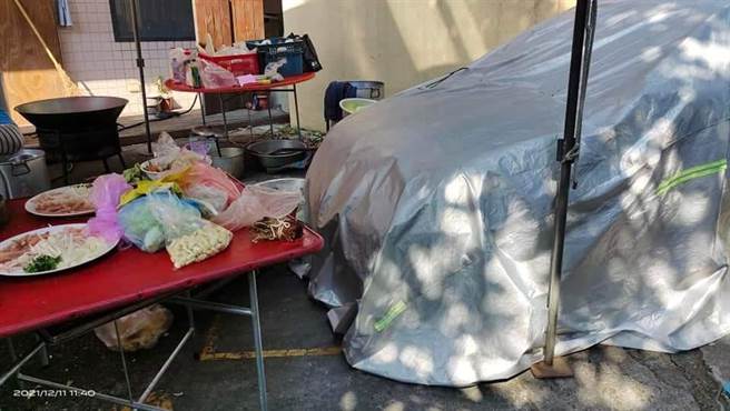 鄰居舉辦「入厝宴」擺流水席，沒想到該戶人家在未告知情況下，深夜搭起棚架，導致網友的轎車當場被「軟禁」起來，轎車周圍擺滿料理用具。（翻攝自臉書「爆怨公社」）