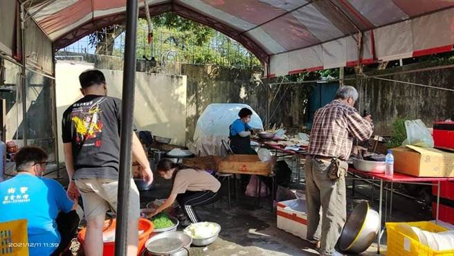 鄰居舉辦「入厝宴」擺流水席，沒想到該戶人家在未告知情況下，深夜搭起棚架，導致網友的轎車當場被「軟禁」起來，轎車周圍擺滿料理用具。（翻攝自臉書「爆怨公社」）