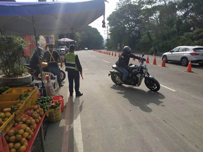 苗栗县三湾乡落羽松秘境台3线沿线禁止临时停车。（头份警分局提供／谢明俊苗栗传真）