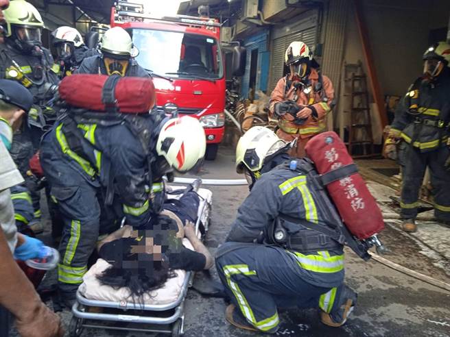 和美民宅失火一家三口受困火场，彰化县消防局送医抢救，母女命危。（民眾提供／吴敏菁彰化传真）