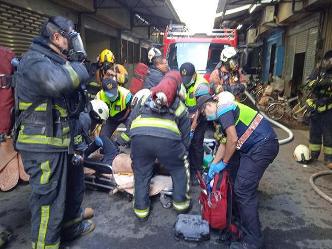 和美民宅失火一家三口受困火场，彰化县消防局送医抢救，母女命危。（民眾提供／吴敏菁彰化传真）