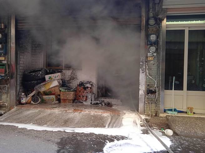 和美民宅失火一家三口受困火场，彰化县消防局送医抢救，母女命危。（民眾提供／吴敏菁彰化传真）