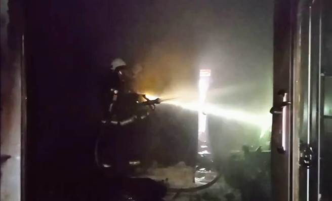 和美民宅失火一家三口受困火场，彰化县消防局送医抢救，母女命危。（民眾提供／吴敏菁彰化传真）