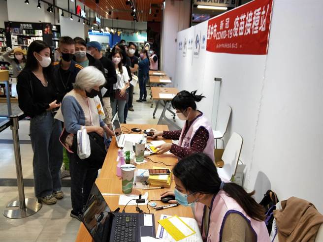 大魯閣新時代與家樂福共同合作於館內商場設立「COVID-19疫苗接種站」人潮踴躍。（馮惠宜攝）