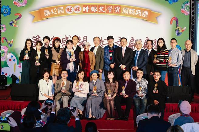 第42届时报文学奖颁奖，新诗组首奖得主陈盈慧（二排左4）、报导文学组首奖得主张荟茗(前排左4）、散文首奖得主吴宣莹（前排右4）及所有获奖者与评审委员及嘉宾一同合影。（邓博仁摄）