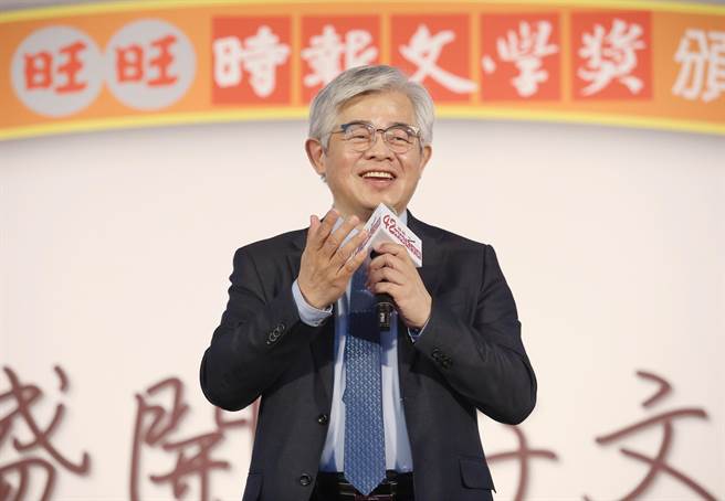 第42届时报文学奖颁奖典礼，中国时报总编辑王铭义上台致词。（姚志平摄）