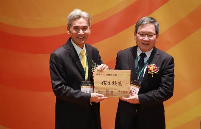 中兴大学校长薛富盛(左)11日将兴大第25届的杰出校友，颁给财政部长苏建荣等人。（图／兴大提供）
