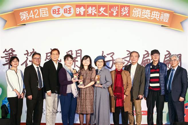 第42届时报文学奖颁奖，新诗组首奖得主陈盈慧（左4）、报导文学组首奖得主张荟茗（右5）、散文首奖得主吴宣莹（左5）与评审委员及嘉宾一同合影。（邓博仁摄）