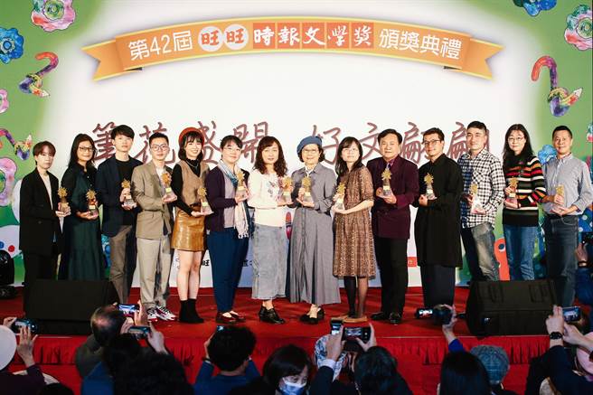 第42届时报文学奖颁奖，新诗组首奖得主陈盈慧（左6）、报导文学组首奖得主张荟茗（右7）、散文首奖得主吴宣莹（右6）及所有获奖者一同合影。（邓博仁摄）