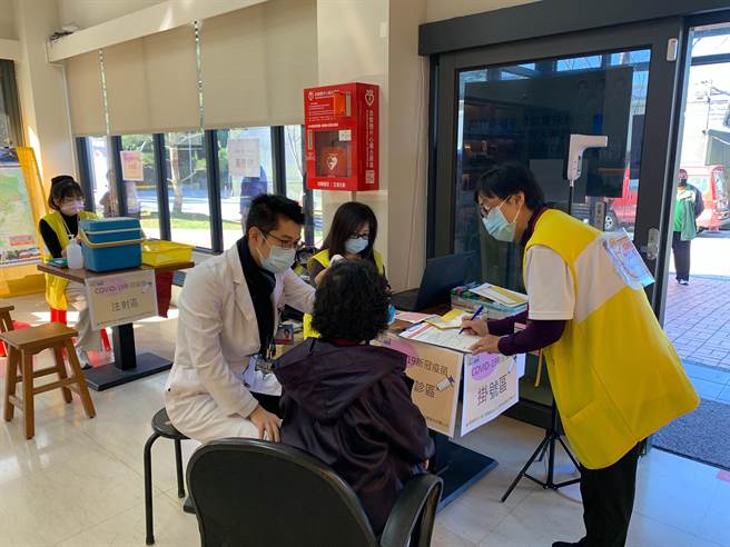 嘉義縣梅山鄉衛生所11日將接種站延伸到太平雲梯，讓在地民眾、遊客更方便施打莫德納疫苗。（梅山鄉衛生所提供／張亦惠嘉縣傳真）