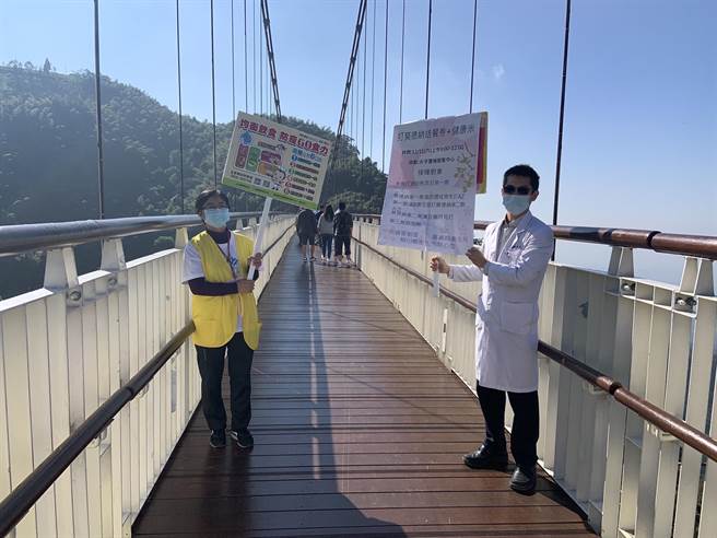 嘉義縣梅山鄉衛生所11日將接種站延伸到太平雲梯，讓在地民眾、遊客更方便施打莫德納疫苗，也宣導打疫苗的重要性。（梅山鄉衛生所提供／張亦惠嘉縣傳真）